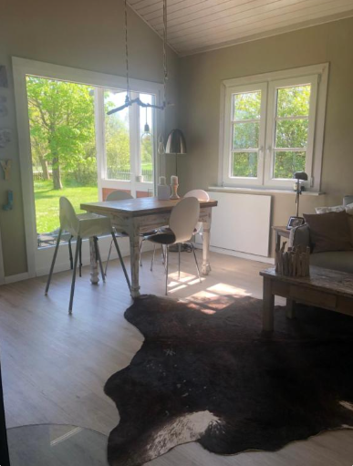 Das rote Haus hinterm Deich